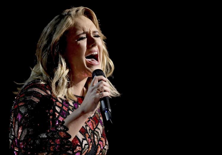 Adele udfoldede igen sin store stemme ved en koncert i  forbindelse med uddelingen af Grammypriser i Los Angeles for et år siden.  Matt Sayles/AP