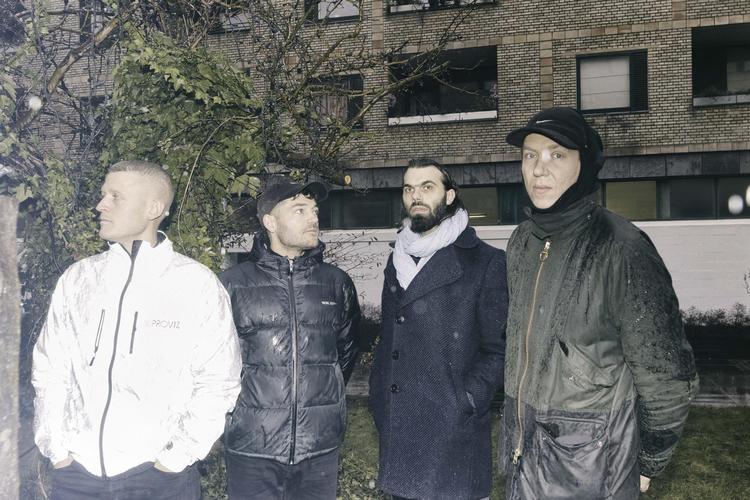 When Saints Go Machine stævner mod nye destinationer på ep'en 'It's A Mad Love', som er mindre rytmisk-melodisk end deres tidligere udgivelser og mere drømmende abstrakt. Kristian Emdal