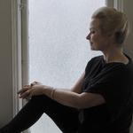 Helle Helle får sat gang i fantasien hos sin læser, fordi der foregår så meget mellem linjerne i hendes ’de’, som udkom i april og høstede 6 hjerter her i avisen. Emma Sejersen
