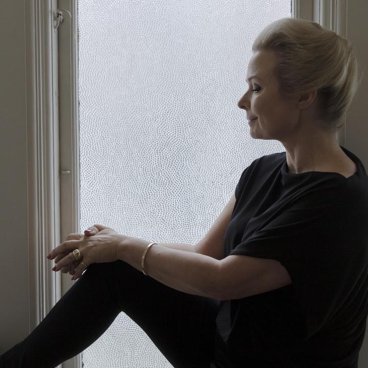 Helle Helle får sat gang i fantasien hos sin læser, fordi der foregår så meget mellem linjerne i hendes ’de’, som udkom i april og høstede 6 hjerter her i avisen. Emma Sejersen