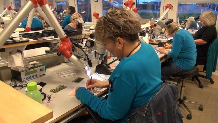 ’Montricepigernes kamp' følger de 120 ufaglærte, der mister deres job, fordi produktionen flytter til Polen. DR Dokumentar