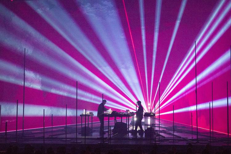 Martin Højland og Simon Dokkedal var maskin- mestrene i Den Sorte Skoles  visuelle blitzkrig på Det Kongelige Teater. Det var  mere et angreb på sanserne end en åbning af dem.   Finn  Frandsen/POLFOTO