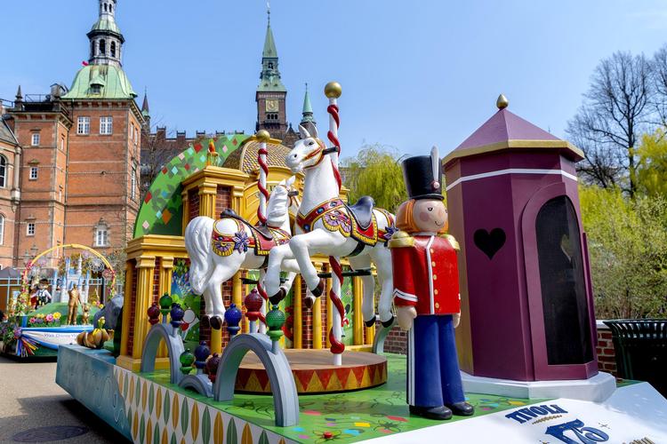 På de farverige paradevogne, som forlystelseshaven i København håber kommer ud at køre på lørdag, optræder blandt andet Tivoli-Garden. Bax Lindhardt 