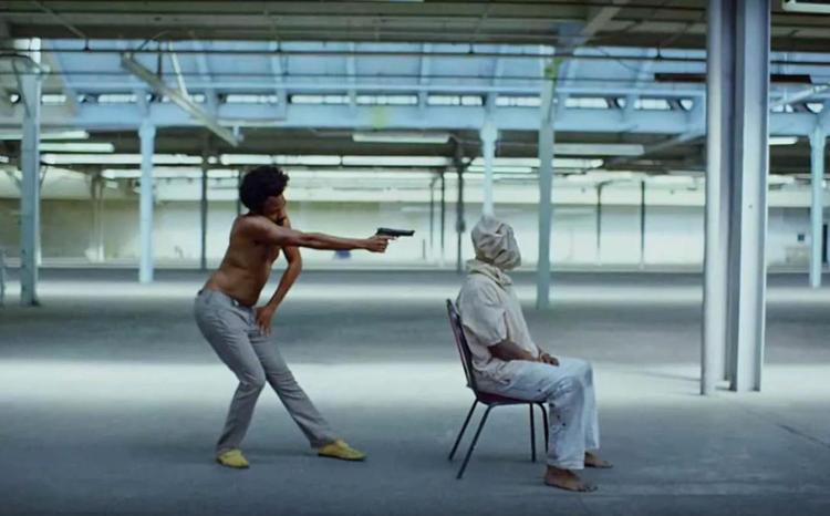 Donny Glover retter kritik mod et USA, hvor man tager pistolen med til fest. Videoen har allerede over 50 millioner YouTube-afspilninger. Screenshot fra musikvideo