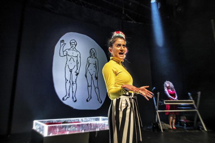 Özlem Saglanmak er aftenens kusseguide, som præsenterer publikum for, hvad store mænd i tidens løb har udtalt om kussen. I baggrunden DJ Rita Blue, der fyrer musikalsk op under forestillingen.

 Per Morten Abrahamsen