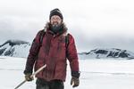 I ’Arctic’, som er uden for konkurrence i Cannes, spiller Mads Mikkelsen en mand, Overgaard, der skal kæmpe med snemasser, forfrysninger og vrantne isbjørne for at skaffe hjælp til en kvæstet pilot.  Fra filmen