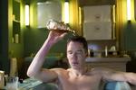 I et forsøg på at mildne heroinabstinenserne tager Patrick Melrose – vidunderligt spillet af Benedict Cumberbatch – sådan nærmest bad i whisky. Foto Ollie Upton
