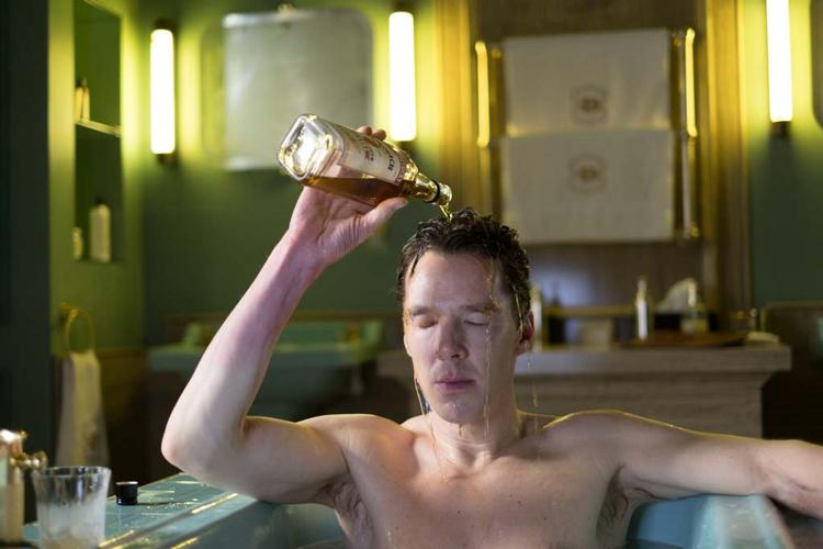I et forsøg på at mildne heroinabstinenserne tager Patrick Melrose – vidunderligt spillet af Benedict Cumberbatch – sådan nærmest bad i whisky. Foto Ollie Upton