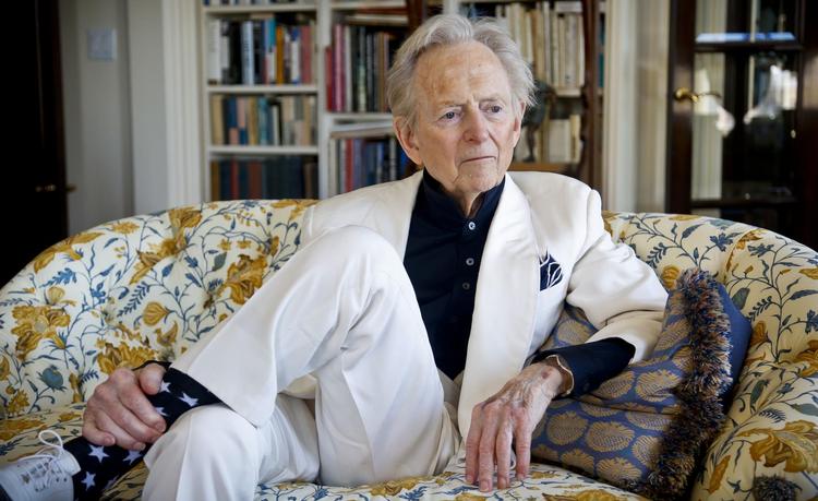Allerede som ung  reporter gik Tom Wolfe i skræddersyede  jakkesæt, og han blev især kendt for altid at gå i hvidt jakkesæt med vest i den bedste sydstatsstil, selv om han naturligvis boede i New York – i en kolossal lejlighed.   Arkivfoto Bebeto Matthews / Ritzau Scanpix