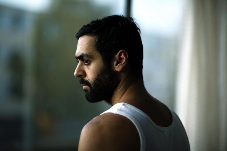 Ardalan Esmaili spiller virkelig godt i 'Charmøren'. Foto: Jason Alami