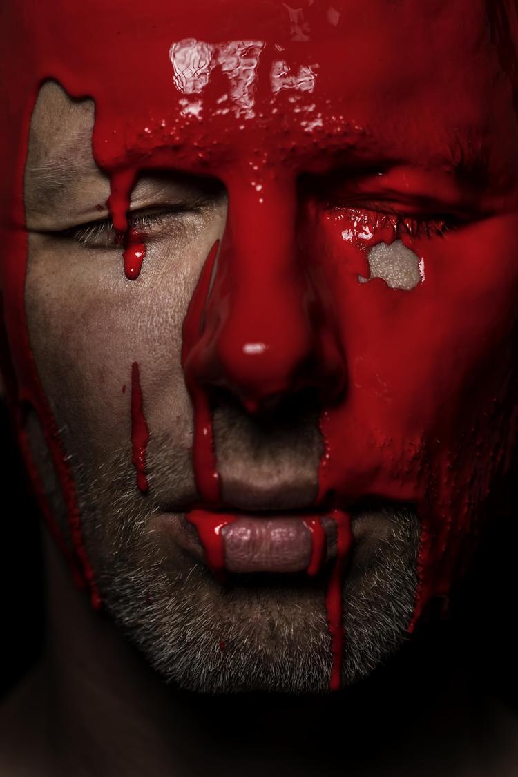 I det fysiske møde med rigtige mennesker kan man se under overfladen og få øje på alle de facetter et menneske er fyldt af.  Mads Nissen