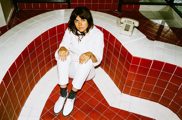 Courtney Barnett  vender  blikket indad og sætter mere simple end fiffige ord på sin angst og sårbarhed som  menneske. Pr-foto Pooneh Ghana