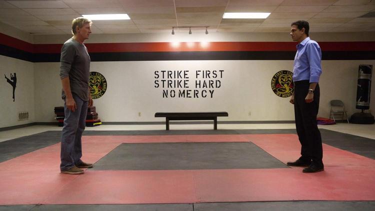 De to ærkefjender Johnny (tv.) og Danny (th.) fra ’Karate Kid’ mødes endnu en gang i dojoen. Still fra Youtube