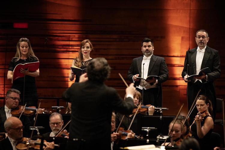 Fire internationale solister lagde smukt, let og lyrisk sang på Mozarts store 'Kroningsmesse'. Fra venstre er det sopran Mari Eriksmoen, alt Clara Mouriz, tenor Juan Antonio Sanabria og baryton Josep Miquel Ramón.  Peter Hove Olesen/POLFOTO