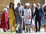 Skuespiller George Clooney og hans hustru, Amal Clooney, var blandt de celebre gæster til brylluppet i det britiske kongehus. Chris Jackson/AP