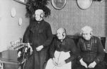 I begyndelsen var radio ikke  noget, man sådan lige hørte på farten.  Her ses tre koncentrerede lyttere fra  Statsradiofoniens tidligste år. Fotografiet er formentlig fra 1927.  Polfoto