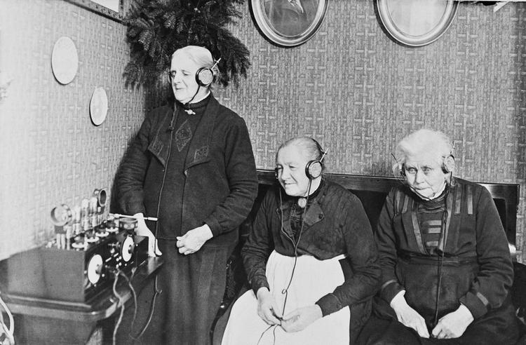 I begyndelsen var radio ikke  noget, man sådan lige hørte på farten.  Her ses tre koncentrerede lyttere fra  Statsradiofoniens tidligste år. Fotografiet er formentlig fra 1927.  Polfoto