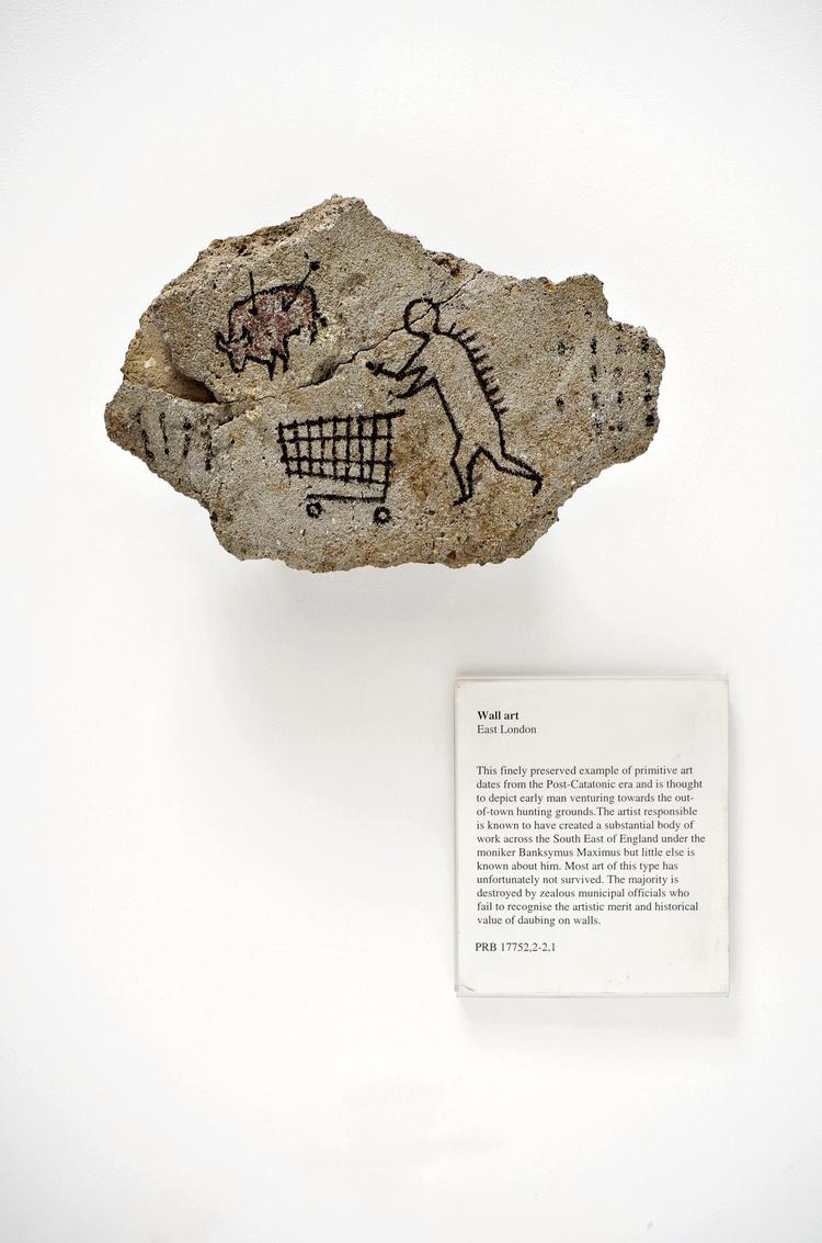 Banksys fup-hulemaleri kan til efteråret genopleves på en satireudstilling på British Museum, blandt andet sammen med en mursten fra Nebukadnesars babyloniske rige, hvorpå mureren skrev sit eget navn i stedet for kongens. Banksy