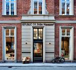 Luksusrenoveringen  af palæet, som huser Republic of Fritz  Hansen i Valkendorfsgade i København, kan opleves på nærmeste hold ved et besøg i butikken.  Pr-foto