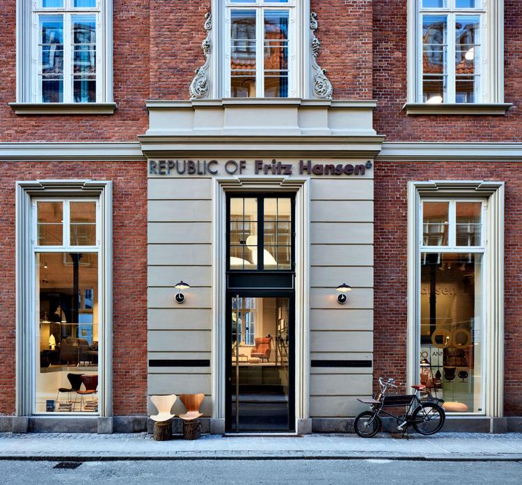 Luksusrenoveringen  af palæet, som huser Republic of Fritz  Hansen i Valkendorfsgade i København, kan opleves på nærmeste hold ved et besøg i butikken.  Pr-foto