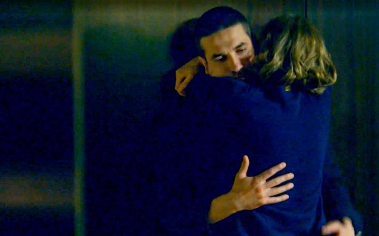  Det er ikke bare, fordi de kan lide hinanden, at journalisten Piotr Grodecki og politikeren Anna Wagner har sex. Akten sker efter et attentatforsøg, hvor døden har været på besøg.  Framegrab HBO Nordic