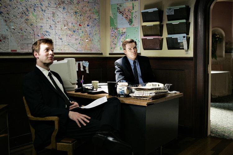 Brødrene Nate og David overtager bedemandsfirmaet, da deres far dør i første afsnit af serien ’Six Feet Under’, der holder endnu. HBO Nordic