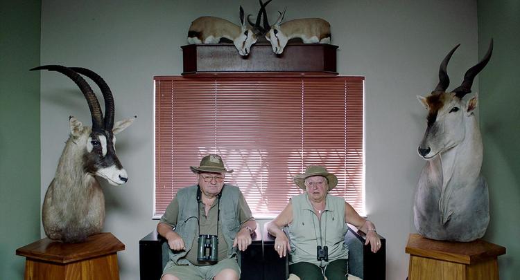 Manfred og Inge Ellinger mangler en giraf til samlingen af jagttrofæer hjemme i Bayern. Så de tager på safari i østrigeren Ulrich Seidls fascinerende  dokumentarfilm om safariturister.   Danish Documentary Production Aps