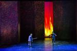 Der er masser af video-ild i Odenses ’Ring’. Her Torsten Kerl som Siegfried og James Johnson som Wotan. Pr-foto: Odense Symfoniorkester
