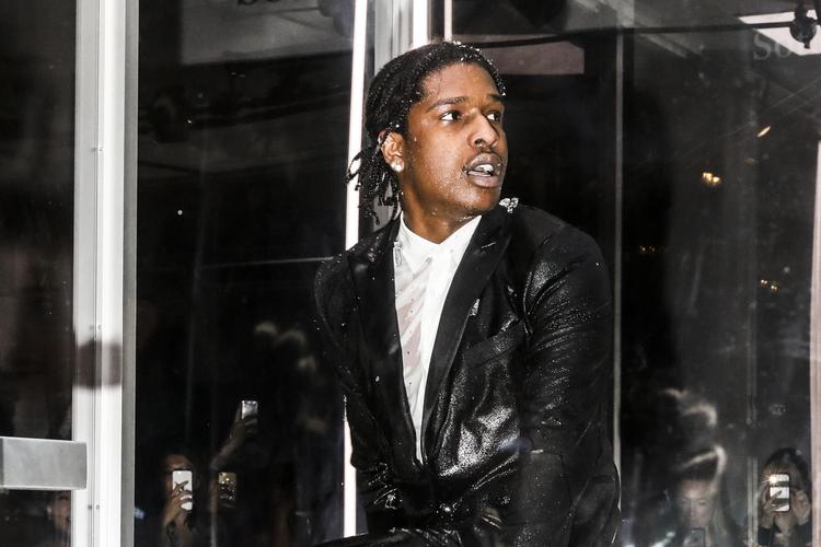 Rapperen ASAP Rocky fotograferet under sin kunstinstallation 'Lab Rat' på Sotheby's i New York for en uge siden. Han har mod på at finde nye veje i hiphop, men har ikke helt styr på, hvem han selv være på sit nye album.
 Krista Schlueter/Ritzau Scanpix