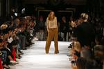 Intet kunne få Stella  McCartney til at arbejde med pels. Det er ikke i tråd med den bæredygtighed, hun stræber efter. Her modtager hun klapsalver ved et modeshow i Paris i oktober sidste år. Arkivfoto Mori Francois