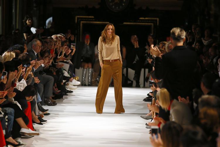 Intet kunne få Stella  McCartney til at arbejde med pels. Det er ikke i tråd med den bæredygtighed, hun stræber efter. Her modtager hun klapsalver ved et modeshow i Paris i oktober sidste år. Arkivfoto Mori Francois