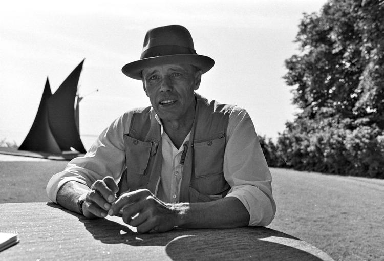 Den tyske kunstner Joseph Beuys besøgte Louisiana flere gange, her i 1982. Arkivfoto: Morten Langkilde