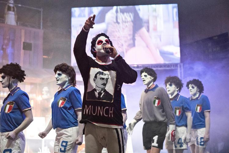 Instruktør og performer Vegard Vinge agerer den allestedsnærværende showmasterklovn i en grovkornet Peer Gynth-smoothie, der bl.a. indbefatter et omkringtøffende gamlinge-fodboldhold, de norske helte fra 82. Thor Brødreskift