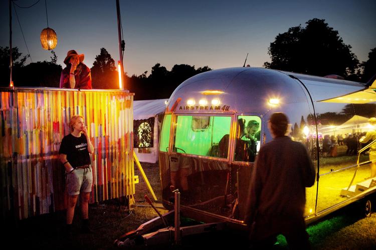 Heartland Festival på Egeskov Slot er vokset sig stor og har nu en døgnrytme, der begynder med talks om formiddagen og slutter efter koncerter og mad med klubfest til sent ud på natten.   Martin Lehmann