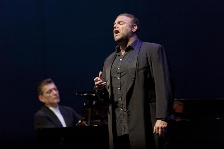 Joseph Calleja er på alle måder en stor skikkelse i operaens verden.  I Operaen blev han akkompagneret af pianisten Vincenzo Scalera.  Martin Rosenauer 