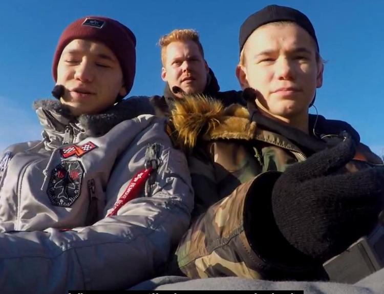 Her har Ultra-værten Jannik Schow de norske poptvillinger Marcus og Martinus med på cykelkaraoke gennem byen. DR