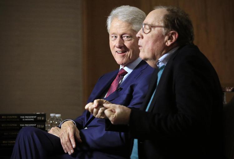 USA’s tidligere præsident Bill Clinton står som medforfatter af bogen, som James Patterson har stykket sammen af Clintons beretninger og erfaringer fra årene i Det Hvide Hus.  Bebeto Matthews/AP