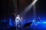 Musikerne omkredser den hvidklædte Signe  Asmussen som forestillingens  storsyngende midtpunkt i Scenatets  minimalistiske musikdrama på  Klangfestivalen. Pr