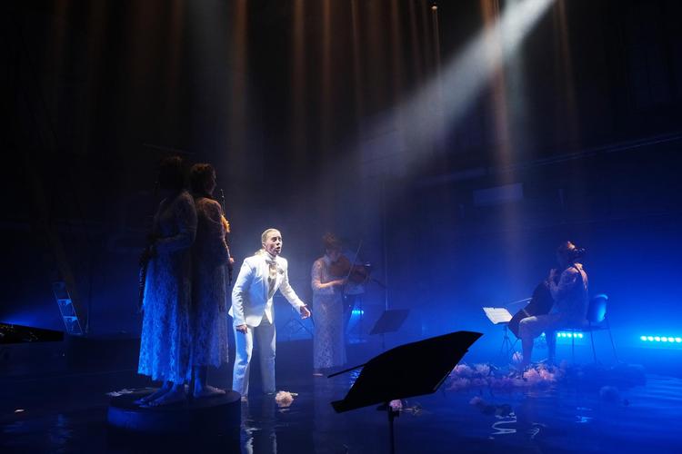 Musikerne omkredser den hvidklædte Signe  Asmussen som forestillingens  storsyngende midtpunkt i Scenatets  minimalistiske musikdrama på  Klangfestivalen. Pr