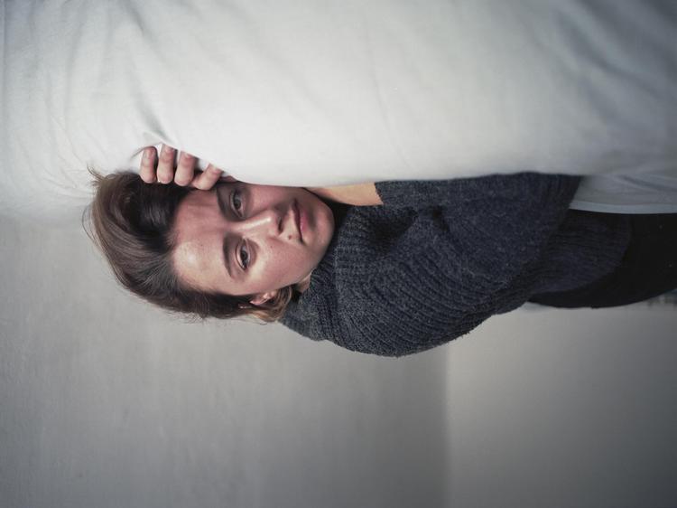 Dana Balajovskys billeder er ofte selvportrætter og stærkt personlige. Alligevel ser hun dem som universelle spørgsmål, der tager udgangspunkt i hendes egen person. Det er ikke et billede af fotografen selv, men et billede af melankoli. Det er ikke et billede af en konkret hånd i dansende støv, men billedet på lige netop den følelse, beskueren lægger ind i billedet.  
 Dana Balajovsky