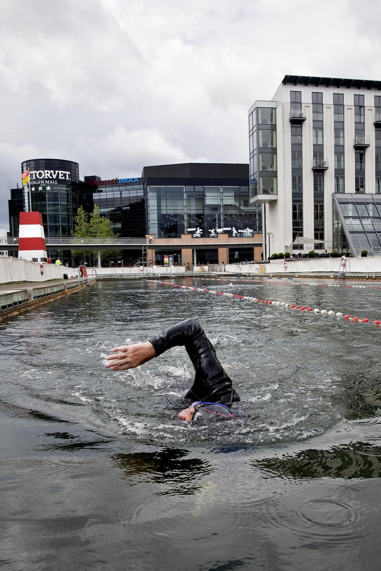 Badebyen. CNN lavede for nylig en liste over verdens 25 bedste byer at bade i. København blev nummer et og medierne formidler det ukritisk. Få af den type lister er lavet på et videnskabeligt grundlag og selv da er de stærkt selektive og sjældent interesseløse. 
 Finn Frandsen/

