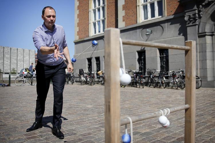 Normalt er jeg lidt af en boldmongol, siger Tommy Ahlers, der dog har fundet en boldgren, han er god til: stigegolf. Eller klunkespil, som det også kaldes. 

 Jens Dresling/POLFOTO