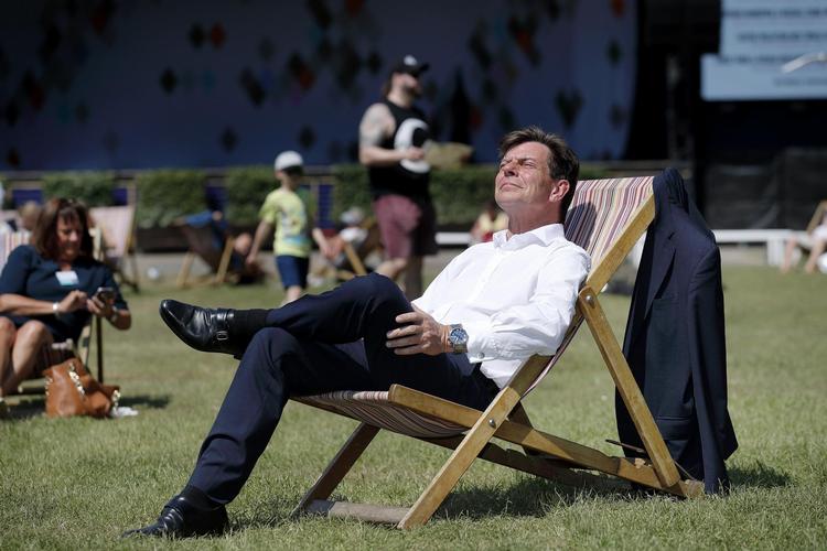 Tivolidirektør Lars Liebst holder en sjælden pause i en af strandstolene foran Plænen. 
 Jens Dresling/POLFOTO