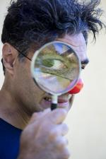 Farshad Kholghi har foræret sin datter på 5 et forstørrelsesglas og vil gå på opdagelse med hende i haven for at kigge på planter og insekter. 
 
 Louise Herrche Serup/POLFOTO