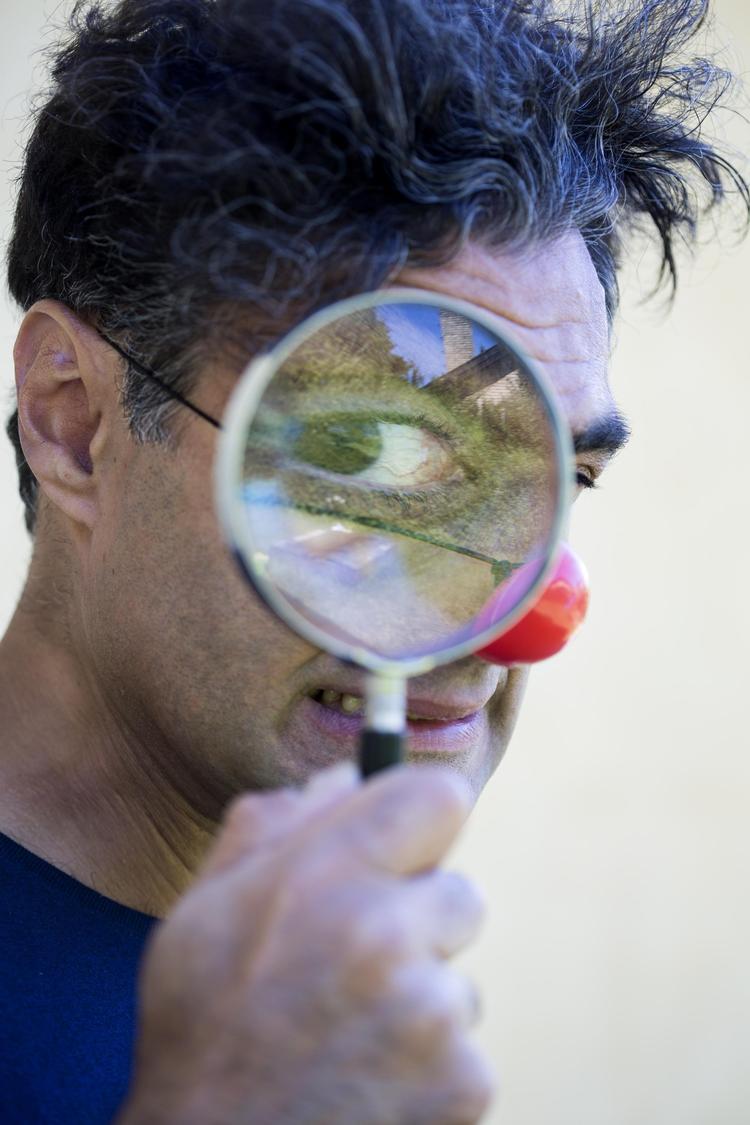 Farshad Kholghi har foræret sin datter på 5 et forstørrelsesglas og vil gå på opdagelse med hende i haven for at kigge på planter og insekter. 
 
 Louise Herrche Serup/POLFOTO
