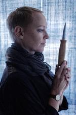 Det er enormt terapeutisk at snitte træ, synes Chris Liljenberg Halstrøm, der især bruger sin morfars gamle dolk om sommeren.

 Emma Sejersen