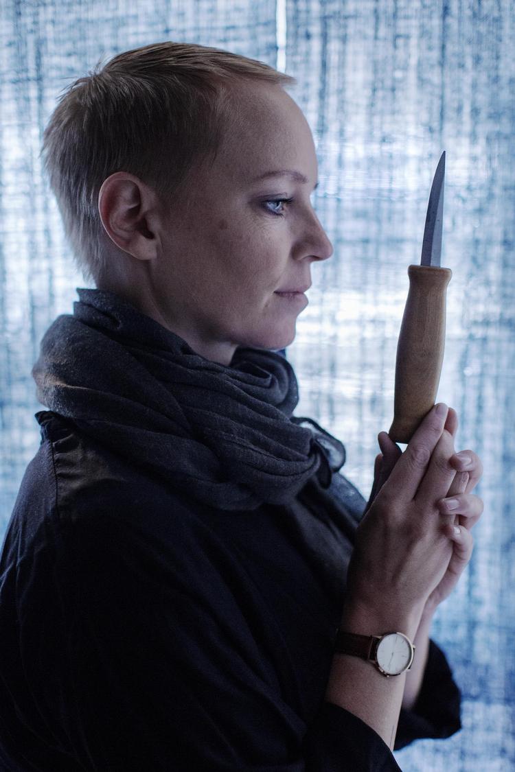 Det er enormt terapeutisk at snitte træ, synes Chris Liljenberg Halstrøm, der især bruger sin morfars gamle dolk om sommeren.

 Emma Sejersen