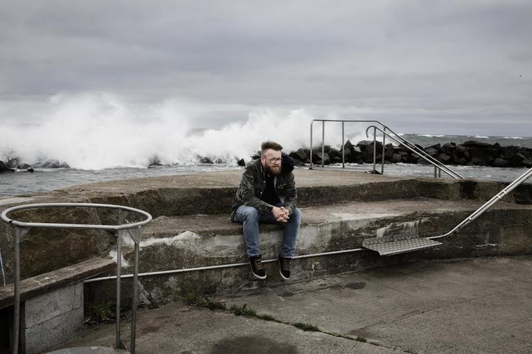 Dennis Gade Kofod er opvokset og bor på Bornholm. Han er aktuel med den samfundskritiske fantasyroman 'Folkemøg'.  Tor Birk Trads/

