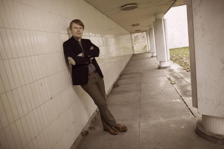 Komponist Peter Jensen har tidligere været forbundet med det konventionelle bigbandhåndværk fra jazzens swing- og beboporkestre og er bl.a. også leder af det traditions-orienterede Tivoli Big Band.   Nuno Alexandre