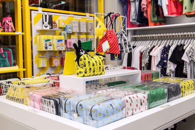 Peter Jensen har solgt sit firma til en asiatisk investor, der vil bruge hans karakteristiske kaninprint til at lave et brand, der blandt andet skal sælge børnetøj, blyanter og viskelædere. PR-foto